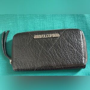 VOLCOM Pinky Swear Zip Wallet Faux Pebble Leather Black, EUC